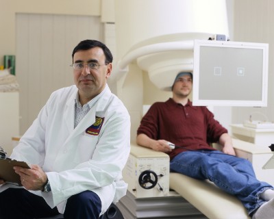 Dr. Carlos Zarate and a patient having their brain imaged.