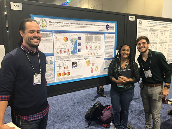 Shantée Ayala-Rosario and Albit Cabán-Murillo present a poster on decision-making under conditions of threat at SfN.