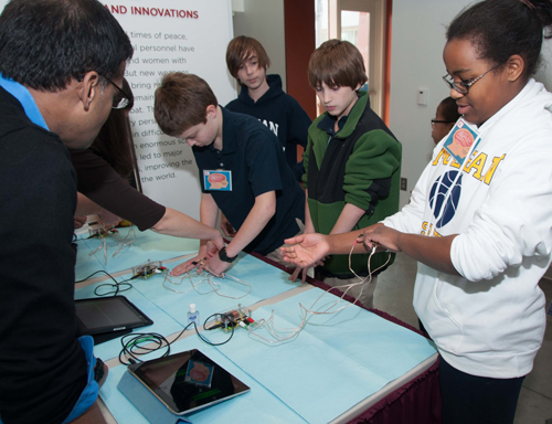 Brain Awareness Week 2014 - student learn about neural electrical activity