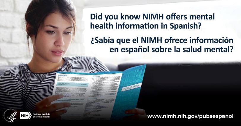 Una joven lee un folleto con un mensaje en inglés y español que dice "¿Sabía que el NIMH ofrece información sobre salud mental en español?" 