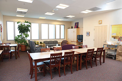 photo of a large sitting room for patients in the 7SE Unit at NIH Clinical Center 