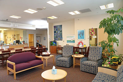 photo of a large sitting room for patients in the 7SE Unit at NIH Clinical Center